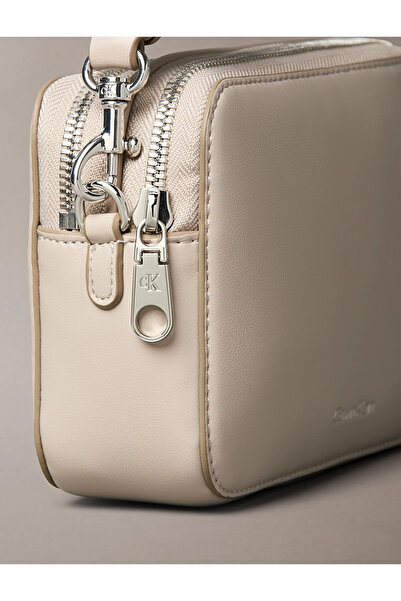 Calvin Klein Kadın Marka Logolu Ayarlanabilir Omuz Askılı Şık Görünüşlü Gündelik Kullanıma Uygun Ek