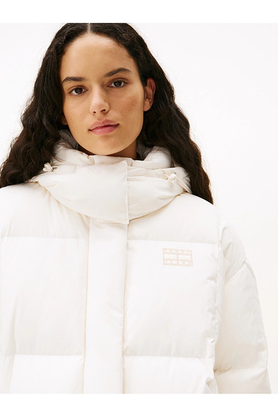 Tommy Hilfiger Kadın Marka Logolu Kapitone Dikişli Kapüşonlu Günlük Kullanıma Uygun Bbeyazz Mont DW0