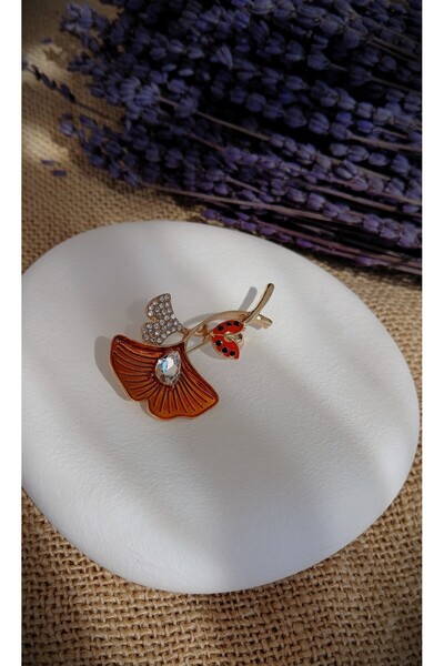Butik Uğur Böceği Detaylı Çiçek Broş