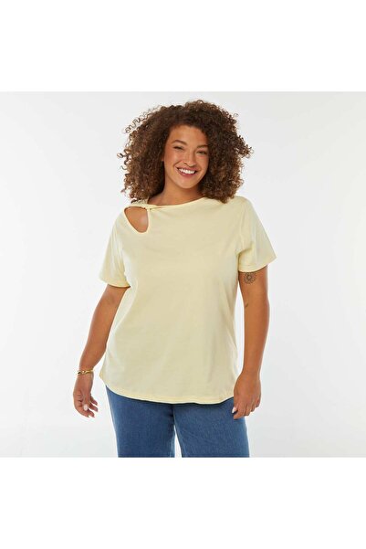 KIABI تي شيرت سادة شق مفتوحة وتأثير ملتوي باللون الأصفر