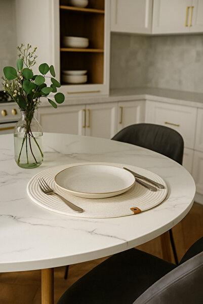 İzgi Concept Μπεζ ιμάντας από γιούτα (1 τεμάχιο) |   Αμερικανική επιστολή επιστολοδόχου |   Ψάθινη ύφανση με ραφές |   Βάση πιάτων παρουσίασης Lux |   31x31 εκ.