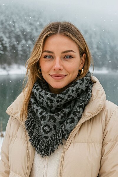 Axesoire 14854 Leopar Desenli Püsküllü Siyah Triko Üçgen Şal Atkı 55x180 cm