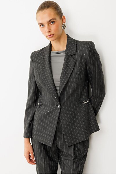 Moda İlgi Modailgi Mono Yaka Tek Düğme Kapamalı Kuptan Metal Aksesuar Detaylı Kısa Ceket - 45004 Siyah