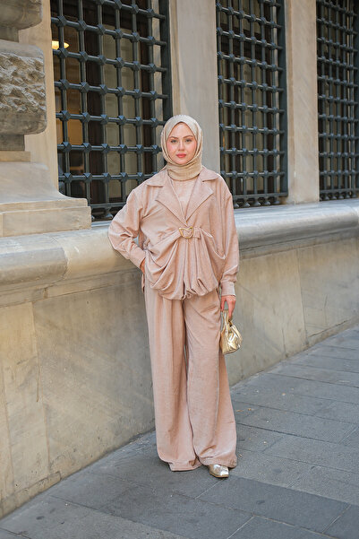 LOCCO Γυναικείο κοστούμι Musleya με λεπτομέρεια πτυχωτή επένδυση από σουέτ μπεζ