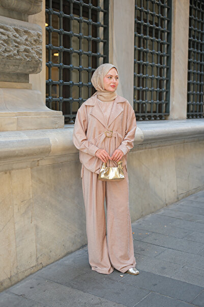 LOCCO Γυναικείο κοστούμι Musleya με λεπτομέρεια πτυχωτή επένδυση από σουέτ μπεζ