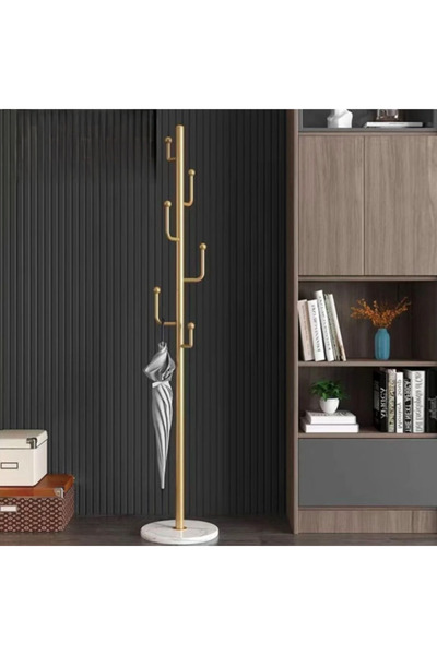 Un علاقة ملابس فاخرة بقاعدة رخامية ولمسة ذهبية راقية”