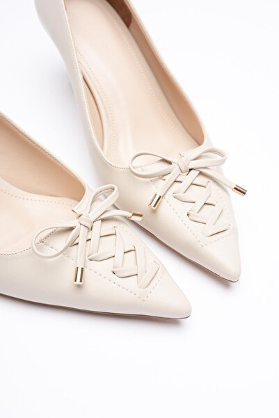 Mubiano Kadın Deri Topuklu Ayakkabı 5.5 cm Sivri Burunlu Fiyonklu Gold Detaylı Bej Fiora