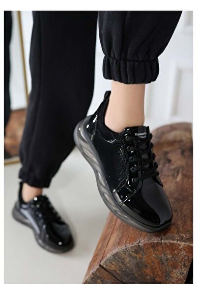 FRESCO SCARFS Pantofi sport din piele lacuita neagra cu talpa gri 259688