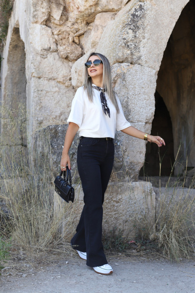 bytugcekaya Μπλουζάκι με λεπτομέρεια από φουλάρι εκρού