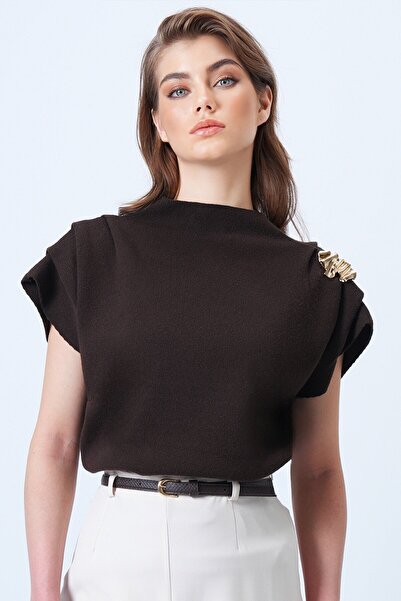 VAGGON Pulover de damă maro cu guler înalt, cu draperie pe umăr și accesorii metalice, cu design amestecat de lână Vs01183