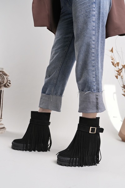 NOSEY SHOES RİO MODEL HAKİKİ DERİ SİYAH YUVARLAK BURUN DOLGU TABAN GİZLİ ÖKÇE PÜSKÜLLÜ TOKALI KADIN GÜNLÜK BOT