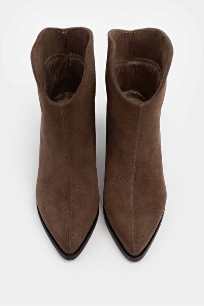 NİŞANTAŞI SHOES Gemma Desert Koyu Bej Hakiki Süet Deri Kalın Topuklu Sivri Burun Kadın Bot