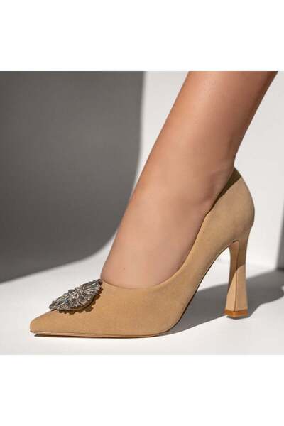 Modlet.ro Pantofi de damă din piele întoarsă bej cu toc înalt și detalii meta...