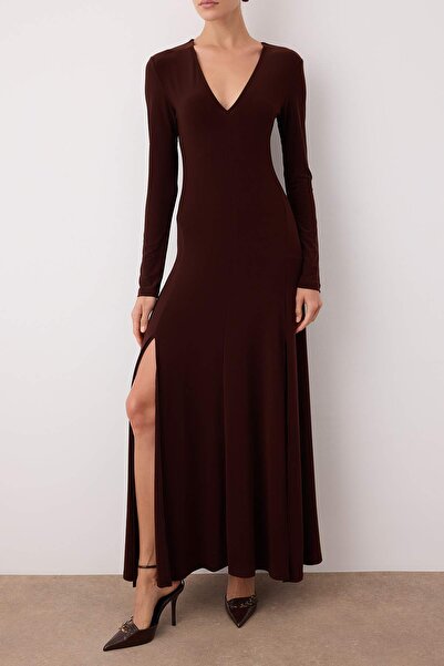 Trendyol Collection Limitovaná edice hnědé maxi pletené šaty s výstřihem do V / elastické maxi pletené šaty TWOAW25EL00299