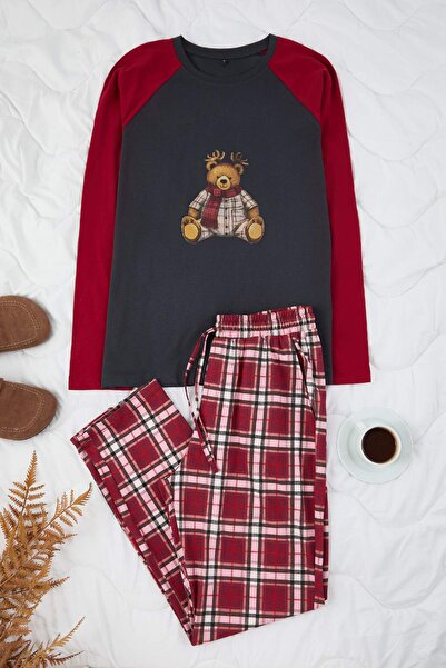 Trendyol Collection Σετ πιτζάμες με καρό σχέδιο με αντρικό αρκουδάκι σε χρώμα μπορντό-ανθρακί, κανονική εφαρμογή, πλεκτό σετ πιτζάμες για ζευγάρι TMNAW26PT00034
