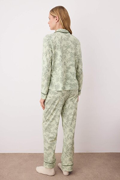 Trendyol Collection Πράσινο 100% βαμβακερό φλοράλ πουκάμισο με πλεκτό γιακά Σετ πιτζάμες THMAW26PT00152