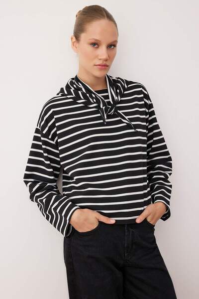 Trendyol Collection Black Striped Shawl Detail Oversize/Wide Fit Thin Knitted Blouse Twoaw26Bz00250