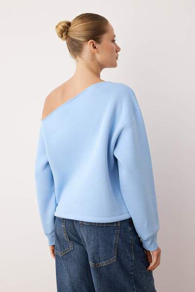 Trendyol Collection Ανοιχτό μπλε κεντημένο πλεκτό φούτερ με χοντρό φλις εσωτερικά, με ανοιχτόχρωμο χρώμα, με χοντρό φλις εσωτερικά, πλεκτό φούτερ TWOAW26SW00211