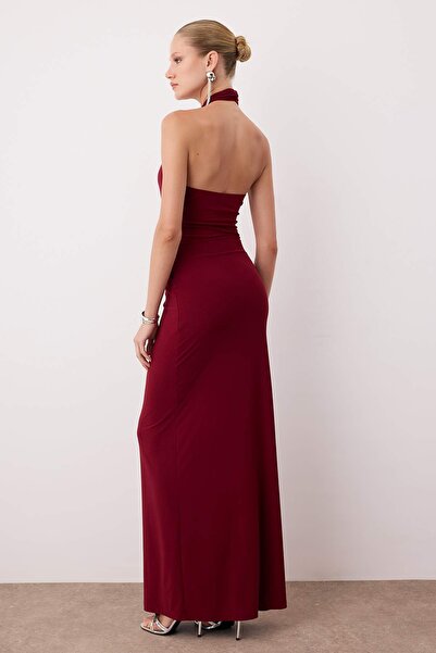 Trendyol Collection Vínové pletené maxi elegantní večerní šaty s detailem doplňků Noční promoce TPRSS25AE00014