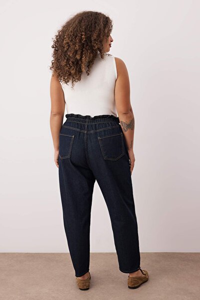 Trendyol Curve Sötétkék magas derekú, rugalmas derekú, nagy méretű Mom Jeans TBBAW23JE00002