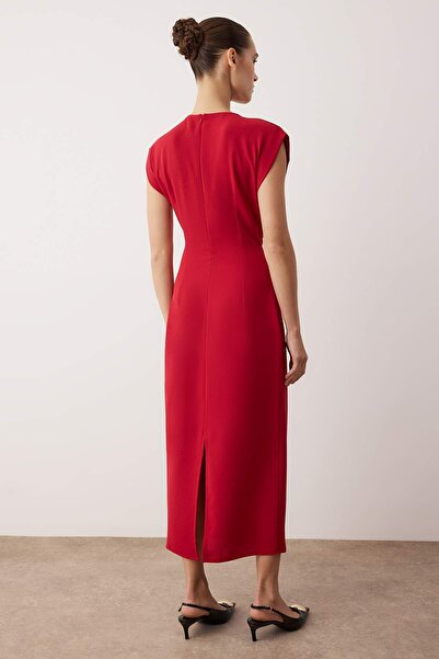 Trendyol Collection Rotes, schlichtes, gewebtes Midi-Kleid mit Accessoire-Detail TWOAW26EL00235