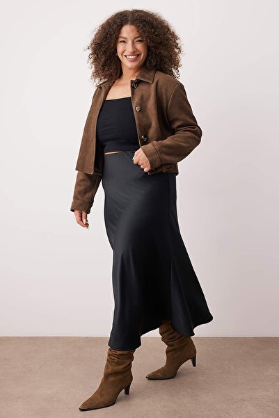 Trendyol Curve Schwarzer Midi-Rock aus gewebtem Satin in Übergröße TBBAW26AZ00008