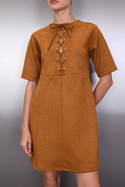 Trendyol Collection Světle hnědé šaty s detailem očkaře, krátké/mini pletené šaty s rovným střihem TWOAW26EL00202