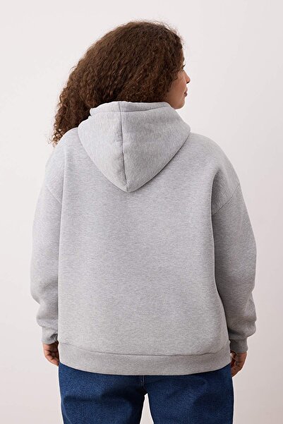 Trendyol Curve Γκρι φούτερ με κουκούλα Oversize με στάμπα με σλόγκαν πλεκτό μεγάλου μεγέθους TBBAW26AO00016