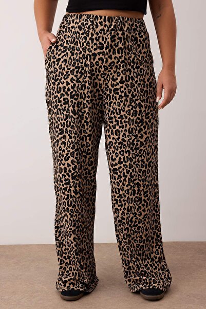 Trendyol Curve Καφέ εμπριμέ άνετο κοστούμι με ελαστικό κιμονό πλεκτό μεγάλου μεγέθους κάτω-πάνω σετ TBBSS25CP00030