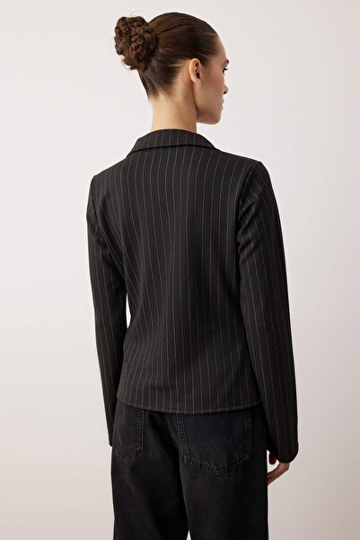 Trendyol Collection Černý pruhovaný polo výstřih s klipem Ftited/Bodycon Stretch Knitted Halenka TWOAW26BZ00038