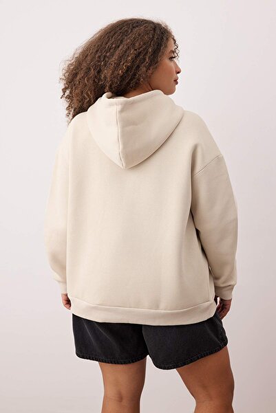 Trendyol Curve Πέτρινο φούτερ με κουκούλα μεγάλου μεγέθους/φαρδιά εφαρμογή με εμπριμέ φλις εσωτερικά TBBAW26AO00025