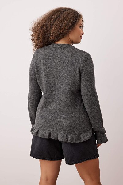 Trendyol Curve Anthrazitfarbene Strickjacke mit Knöpfen und Volant-Detail, weich strukturiert, TBBAW26AV00031