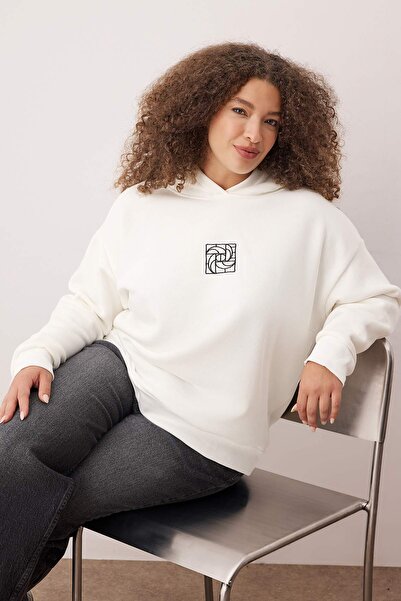 Trendyol Curve Ecru Oversize/Loose Fit Embroidered Thick Fleece Lined Knitted Sweatshirt Tbbaw26Ao00010