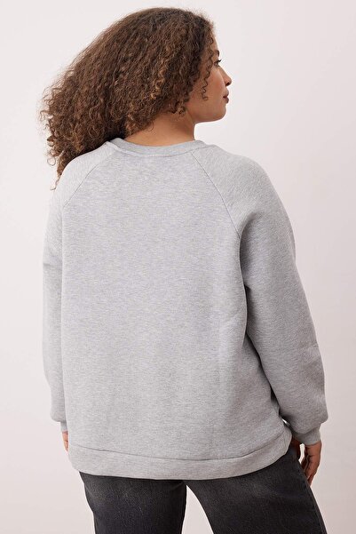 Trendyol Curve Γκρι μελανζέ Πλεκτό φούτερ μεγάλου μεγέθους με χοντρό φλις εσωτερικά και λεπτομέρεια κεντήματος TBBAW24AO00021