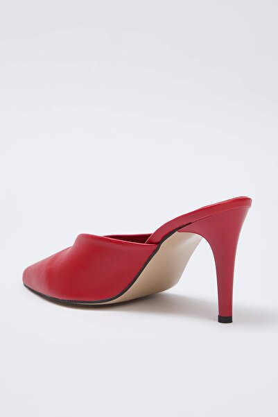 TRENDYOL SHOES Červené klasické pantofle na podpatku s uzavřenou špičkou TAKAW26TO00017