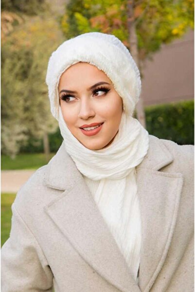 Aişe tesettür Μπερέ με ραγισμένο λευκό χρώμα με αξεσουάρ από γούνα