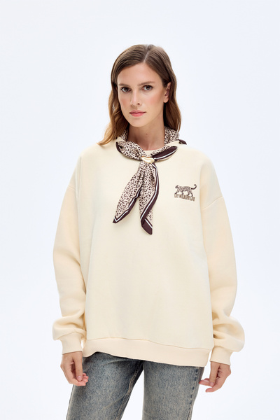 Quzu Fular ve Nakış Detaylı Oversize Sweatshirt Bej