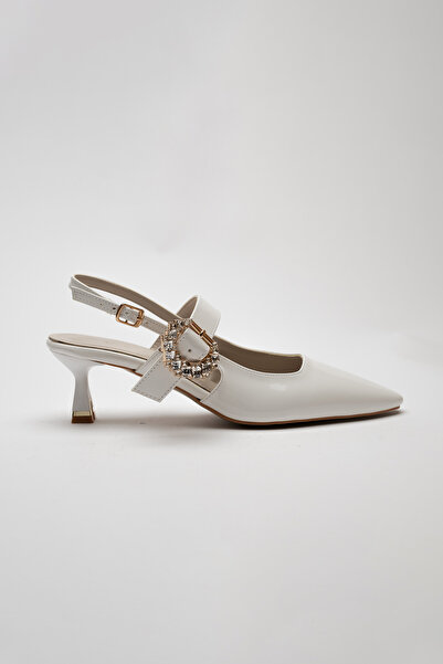 Sister in Love حذاء سو بكعب قصير بكعب قصير من الجلد اللامع مع تفاصيل حجرية