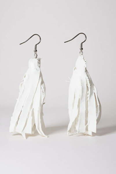 maia Kadın Gümüş Renk Püsküllü Sallantılı Küpe – Beyaz Kot Kumaş Tasarım