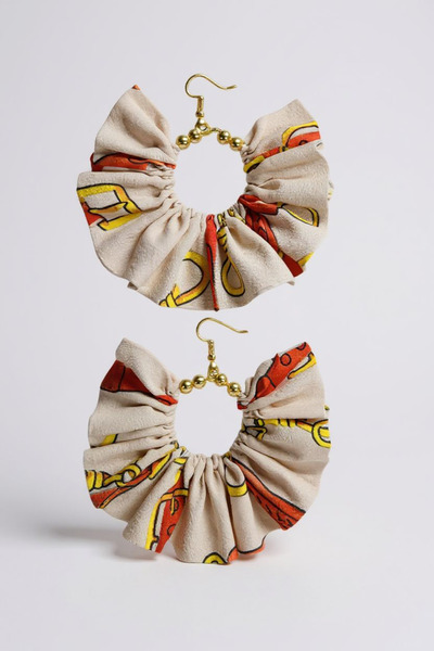 maia Kadın Altın Renk Halka Sallantılı Küpe – Bej Zincir Desenli Kumaş Boncuklu Tasarım