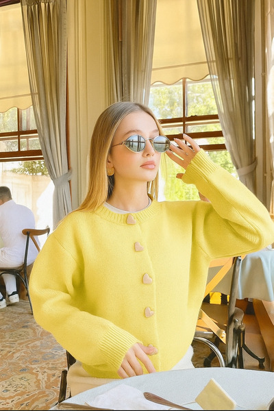 De Pose Kalp Düğme Detaylı Limon Sarısı Triko Hırka