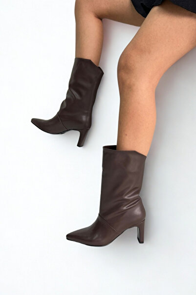 inizio Γυναικείες μπότες με τακούνι καφέ GD41