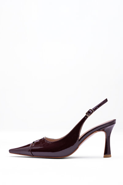 Tasarım حذاء نسائي أنيق من الجلد اللامع بكعب رفيع وحزام جانبي للسهرات