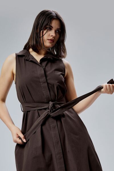 Bolivente Кафява рокля с колан и стандартна кройка