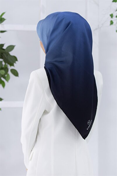 Vissona 57% MĂTASE 43% VISCOSĂ Twill Mătase cu model degradat Culoare albastru gheață 90x90 Forma pentru cusut eșarfă: Cusut manual