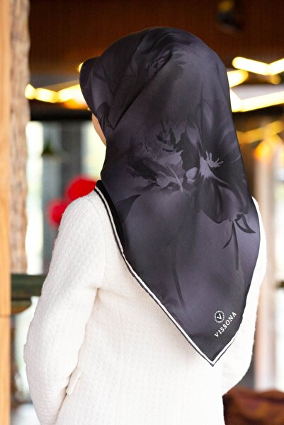 Vissona 57% ΜΕΤΑΞΩΤΟ 43% ΒΙΣΚΟΝΤΙ Μεταξωτό Μοτίβο λουλουδιών Καπνιστό Χρώμα 90x90 Σχήμα Κατασκευής: Φουλάρι ραπτικής στο χέρι