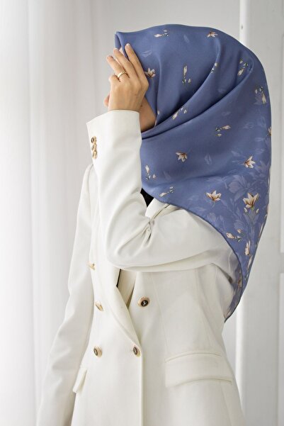 Vissona 57% MĂTASE 43% VISCOSĂ Twill de mătase cu model floral Culoare albastru indigo 90x90 Forma pentru cusut eșarfă: Cusut manual