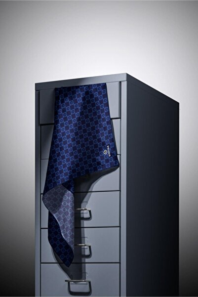 Vissona 57% ШОВК 43% ВІСКОЗА Твіл Шовк з монограмою, синій колір, 90x90 Шарф Спосіб пошиття: ручне шиття