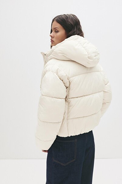 Pull & Bear Kısa kapüşonlu şişme mont