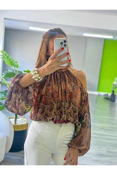 BETÜLAKSU بلوزة مزينة بنقشة الشال وتفاصيل على الكتف